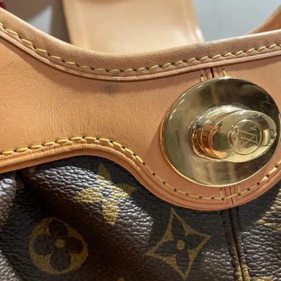 Louis Vuitton Purse - Picture 6 of 16